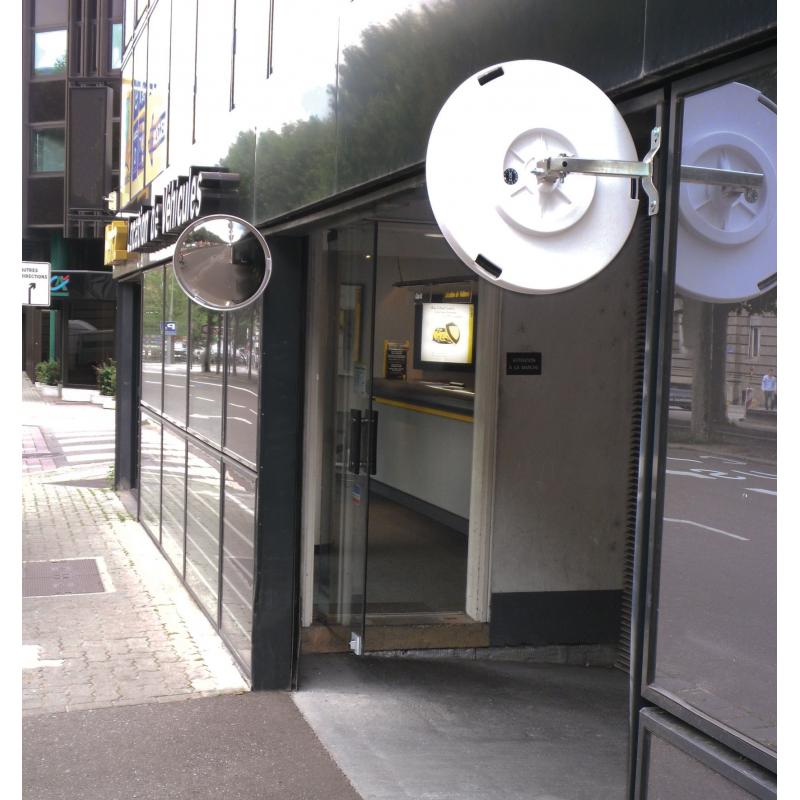 Aplicación real de dos espejos de seguridad de 180º instalados