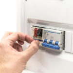 Bloqueo con minialdaba: Paso 2 extraer la pestaña para el bloqueo