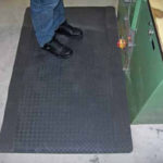 Alfombra antifatiga borde negro patrón chapa estriada