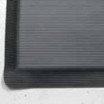 alfombra antideslizante borde negro patrón acanalado